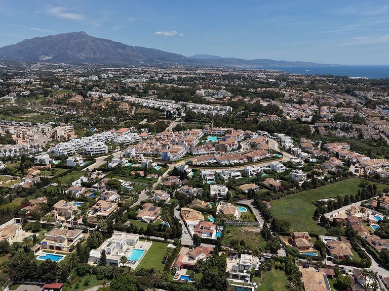 Villa for Sale in El Paraiso, Malaga 16