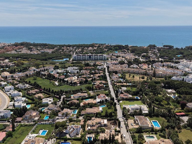 Villa for Sale in El Paraiso, Malaga 17