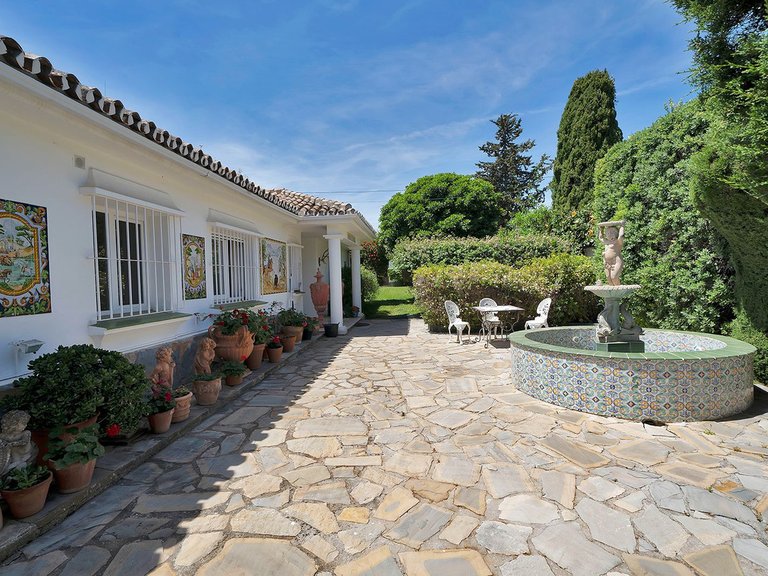 Villa for Sale in El Paraiso, Malaga 3