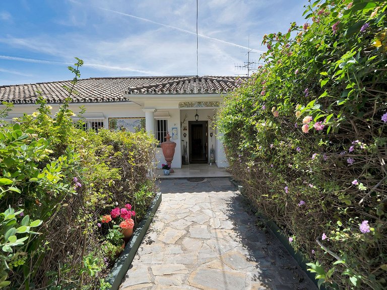 Villa for Sale in El Paraiso, Malaga 4