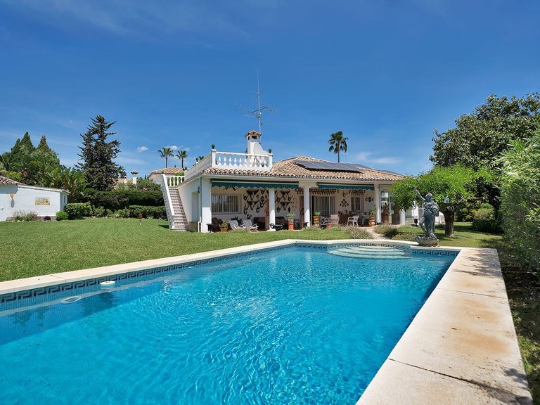 Villa for Sale in El Paraiso, Malaga 5