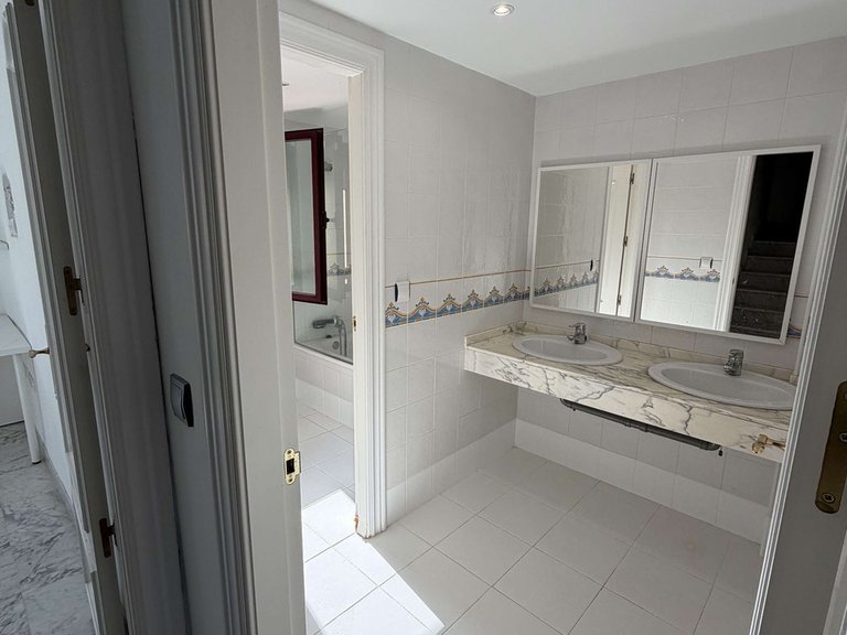 Villa for Sale in Marbella, Malaga 28