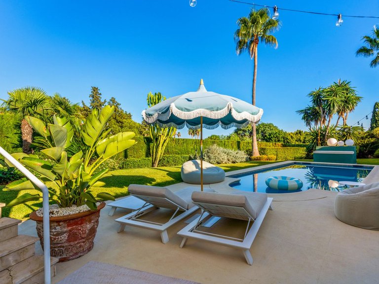 Villa for Sale in El Paraiso, Malaga 1