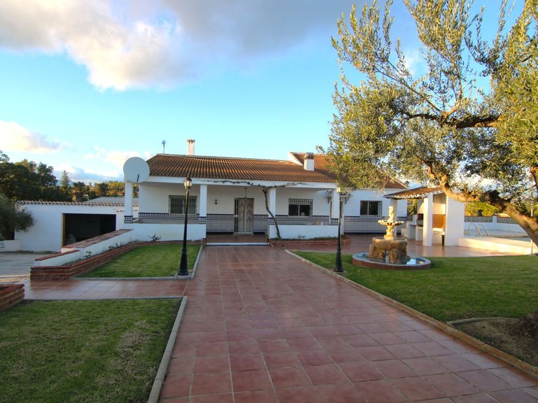 Villa for Sale in Alhaurín El Grande, Malaga 1