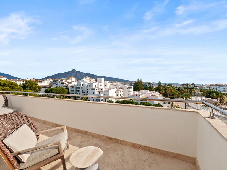 Villa for Sale in Puerto Banús, Malaga 24