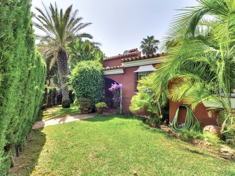Villa for Sale in El Rosario, Malaga 1