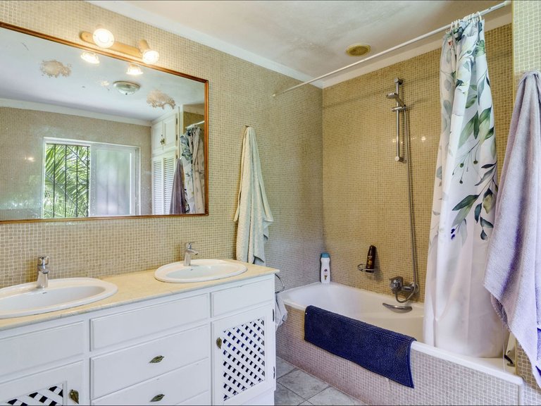 Villa for Sale in El Rosario, Malaga 25