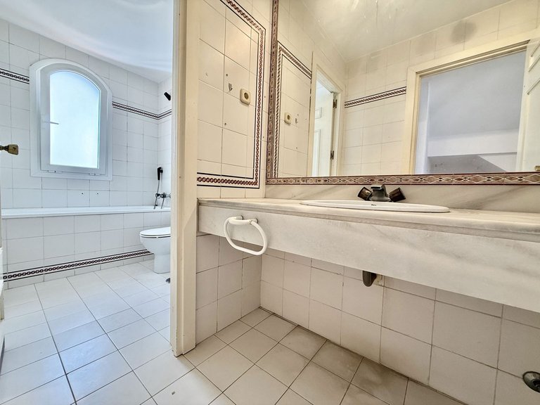 Villa for Sale in Nueva Andalucía, Malaga 24
