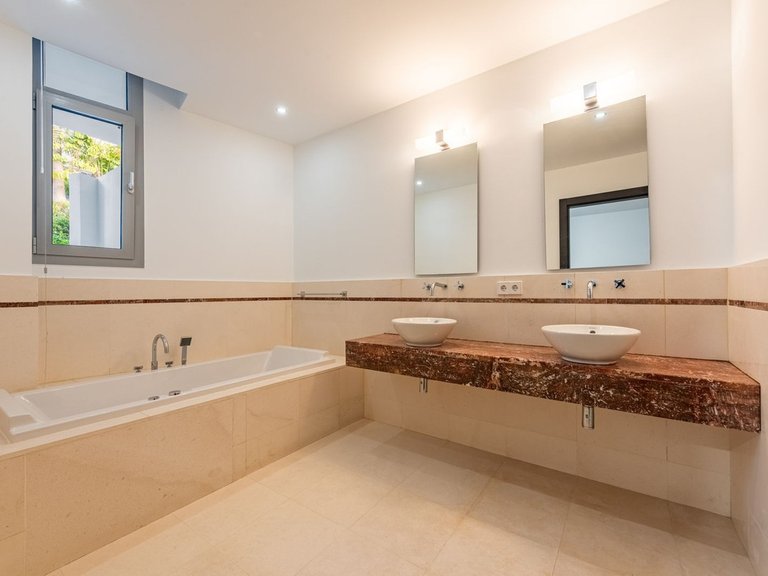 Villa for Sale in The Golden Mile, Malaga 31