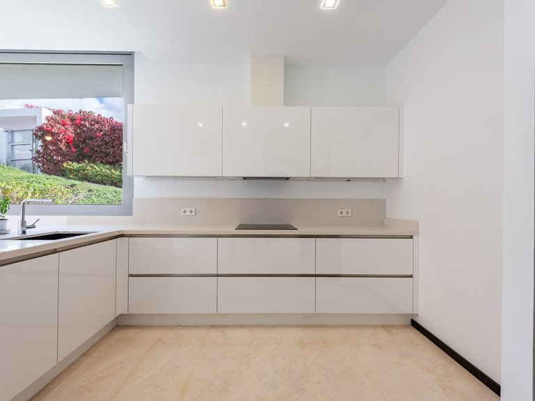 Villa for Sale in The Golden Mile, Malaga 33