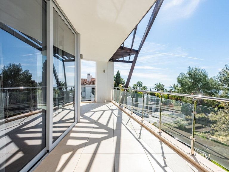 Villa for Sale in The Golden Mile, Malaga 4