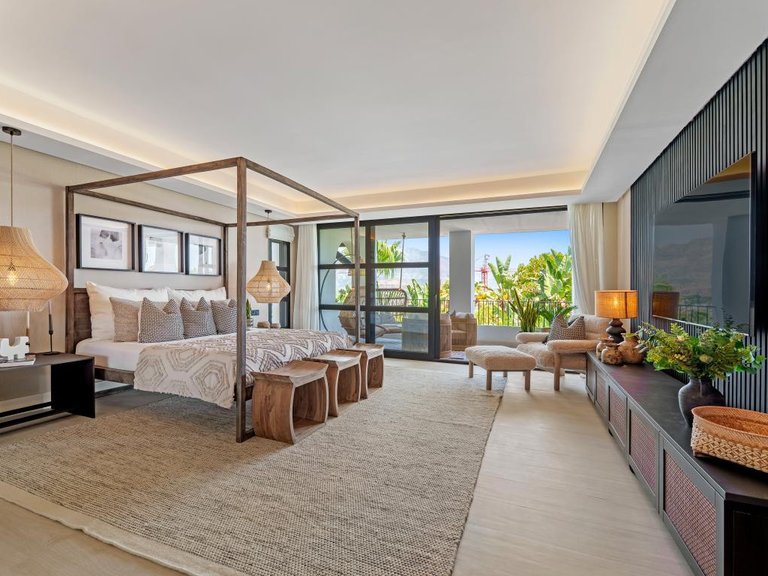 Villa for Sale in Nueva Andalucía, Malaga 28