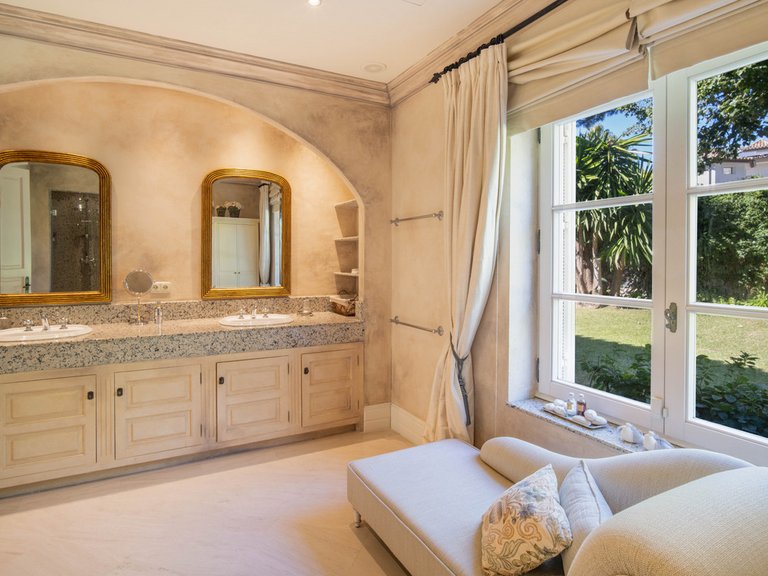 Villa for Sale in The Golden Mile, Malaga 14