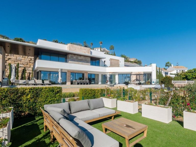 Villa for Sale in Los Arqueros, Malaga 3
