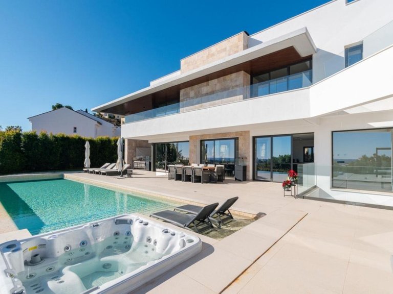 Villa for Sale in Los Arqueros, Malaga 5