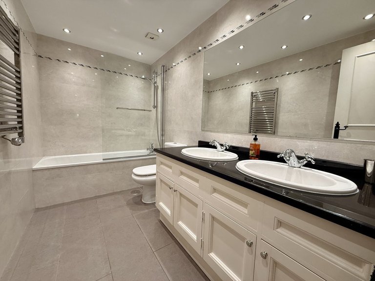 Apartment for Sale in The Golden Mile, Malaga 18