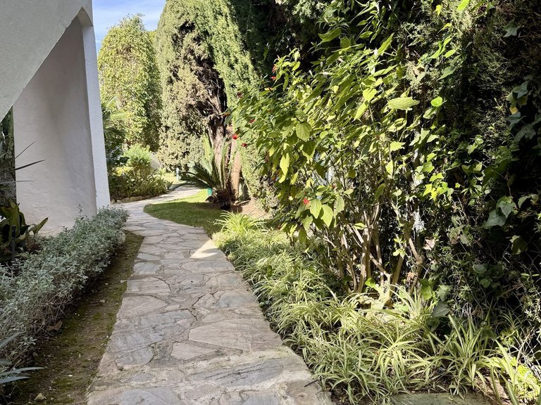 Apartment for Sale in The Golden Mile, Malaga 25