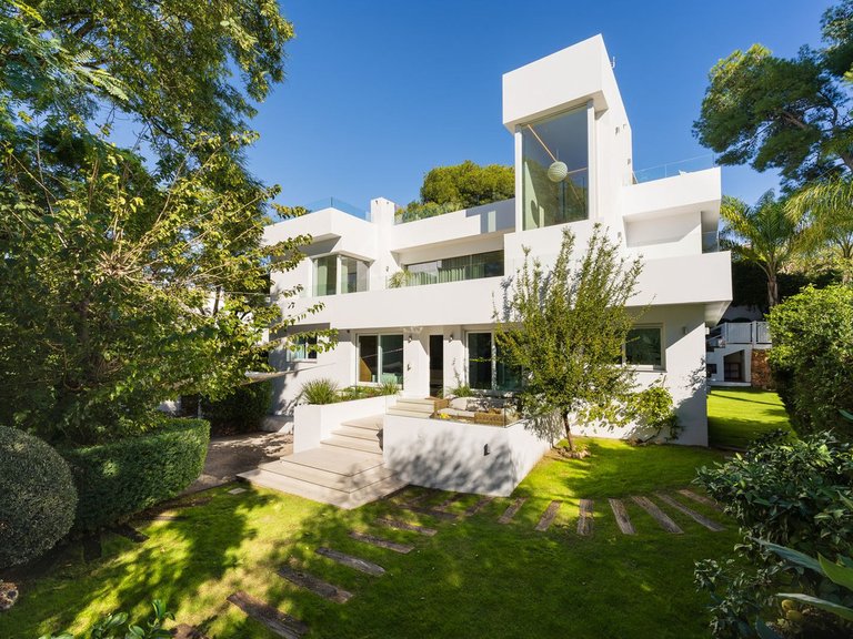 Villa for Sale in Nueva Andalucía, Malaga 1