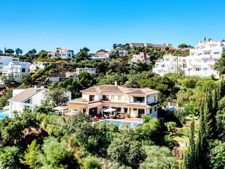 Villa for Sale in La Mairena, Malaga 1