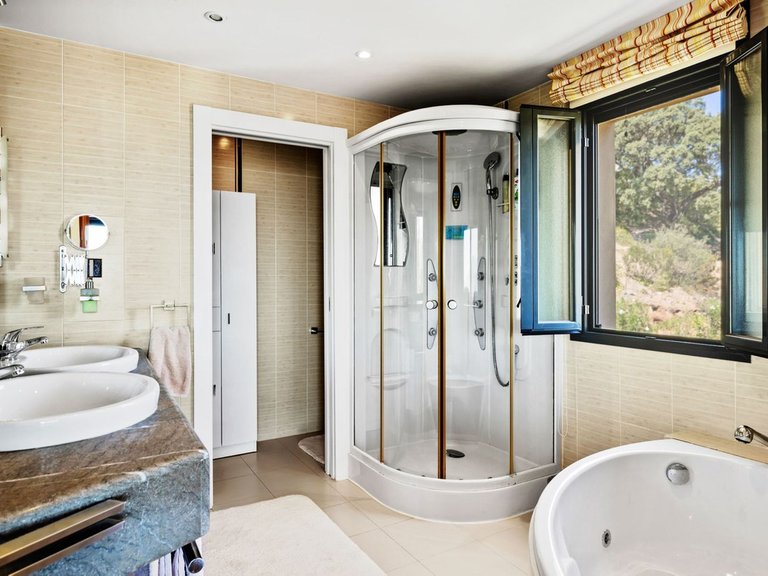 Villa for Sale in La Mairena, Malaga 15