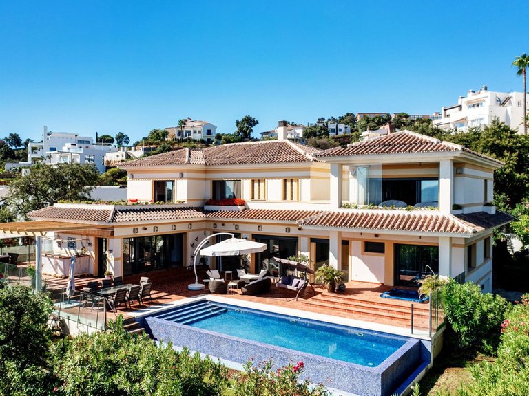 Villa for Sale in La Mairena, Malaga 2
