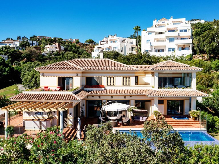 Villa for Sale in La Mairena, Malaga 3