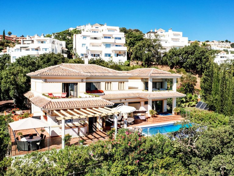 Villa for Sale in La Mairena, Malaga 4