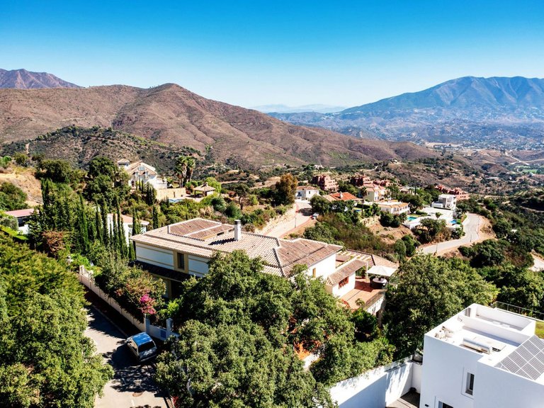 Villa for Sale in La Mairena, Malaga 6