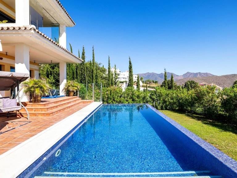 Villa for Sale in La Mairena, Malaga 7