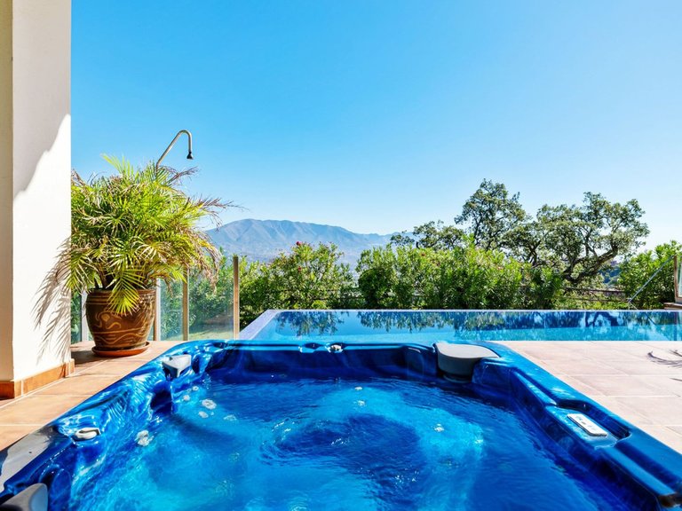 Villa for Sale in La Mairena, Malaga 8
