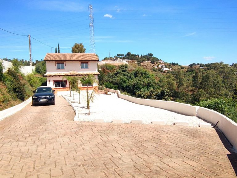 Villa for Sale in Alhaurín El Grande, Malaga 1