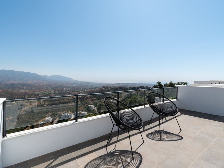 Villa for Sale in La Mairena, Malaga 11