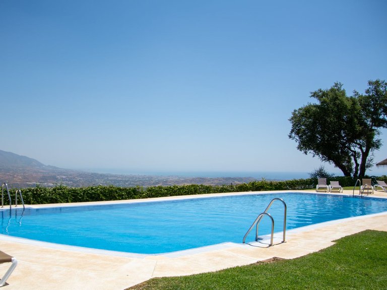 Villa for Sale in La Mairena, Malaga 35