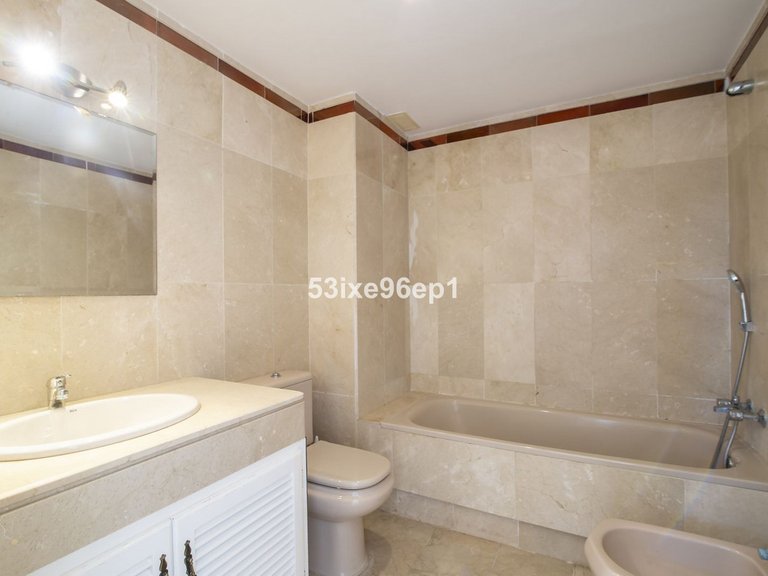 Villa for Sale in New Golden Mile, Malaga 18