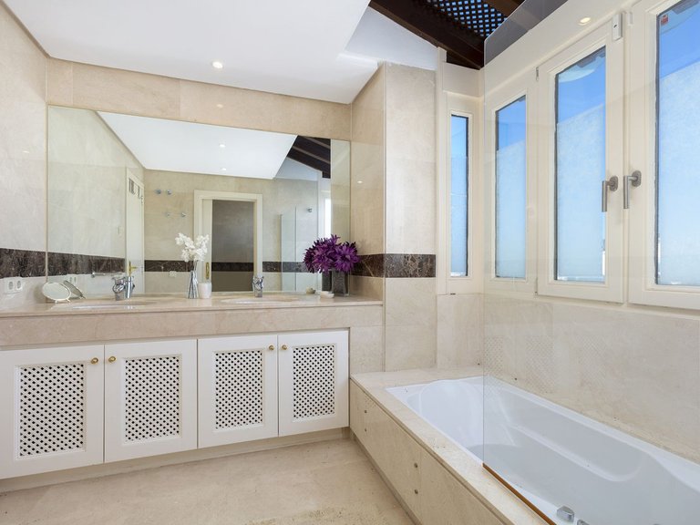 Apartment for Sale in Benahavís, Malaga 14