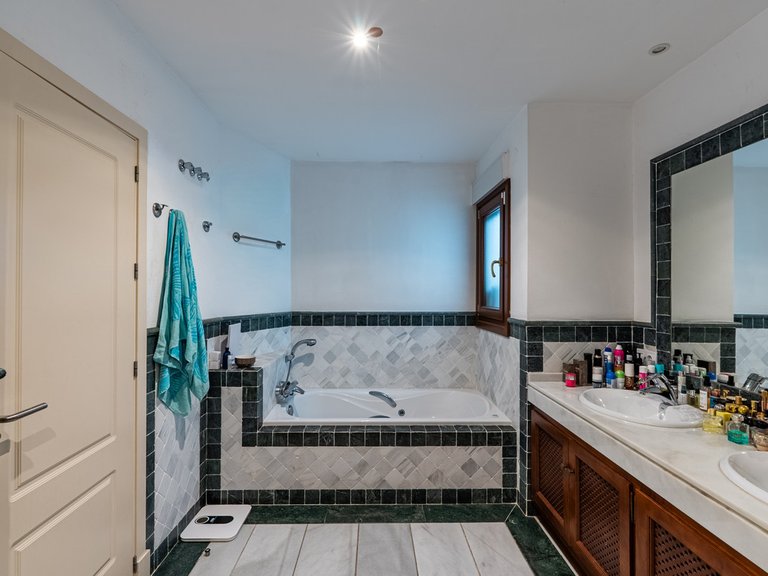 Apartment for Sale in The Golden Mile, Malaga 15