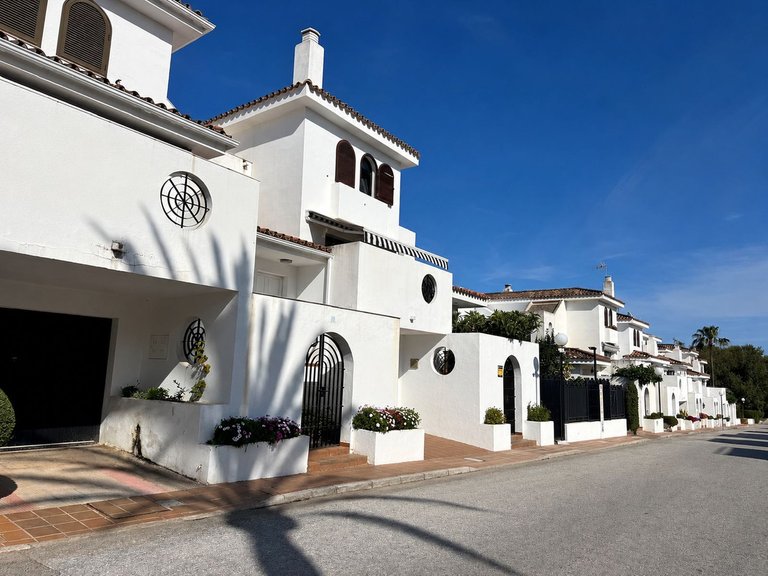 Villa for Sale in New Golden Mile, Malaga 1
