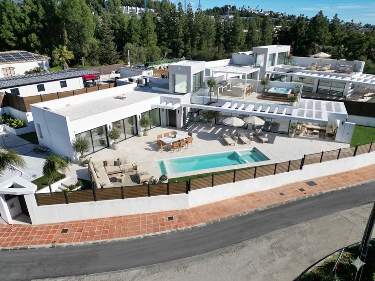Villa for Sale in El Chaparral, Malaga 1