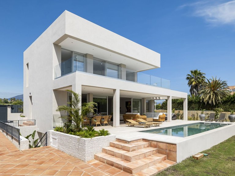 Villa for Sale in San Pedro De Alcántara, Malaga 1