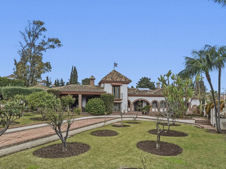 Villa for Sale in Las Chapas, Malaga 1