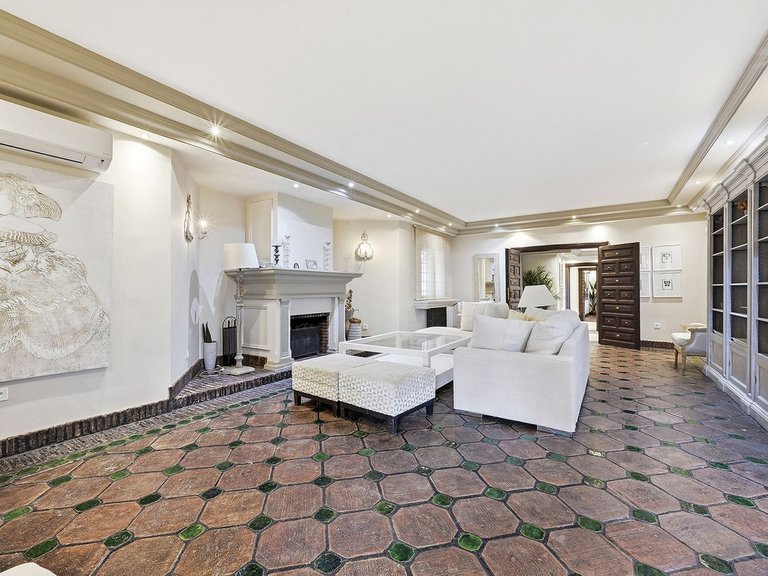 Villa for Sale in Las Chapas, Malaga 7