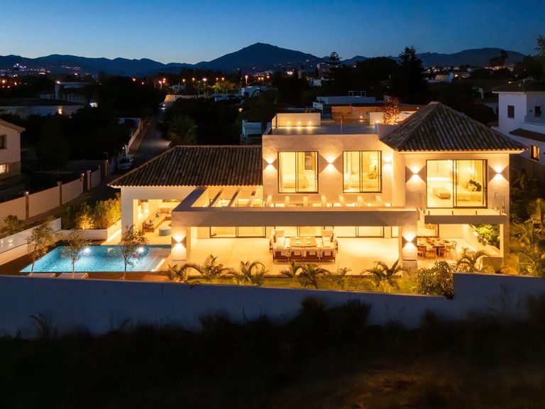 Villa for Sale in San Pedro De Alcántara, Malaga 1