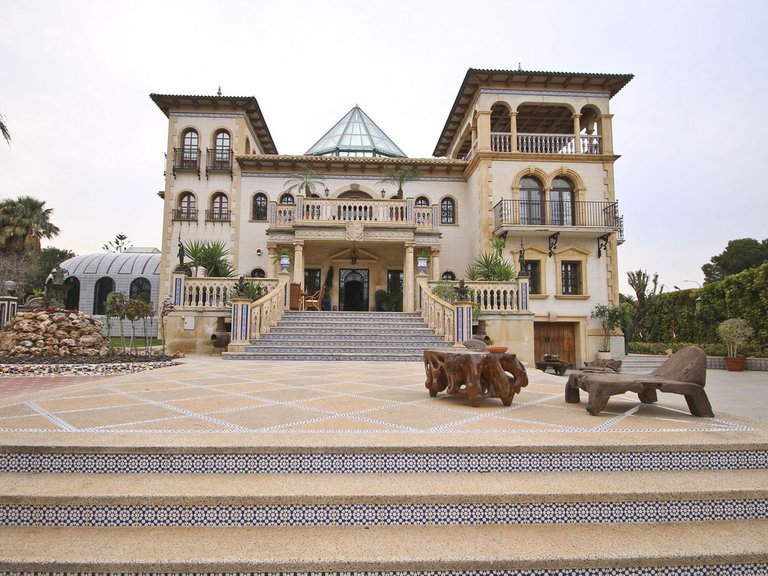 Villa for Sale in Villamartin, Alicante 1
