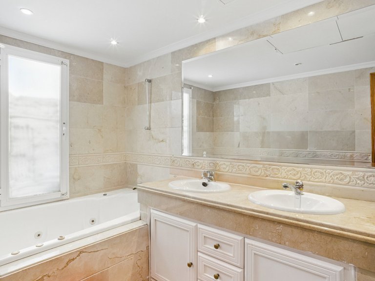 Apartment for Sale in Nueva Andalucía, Malaga 15