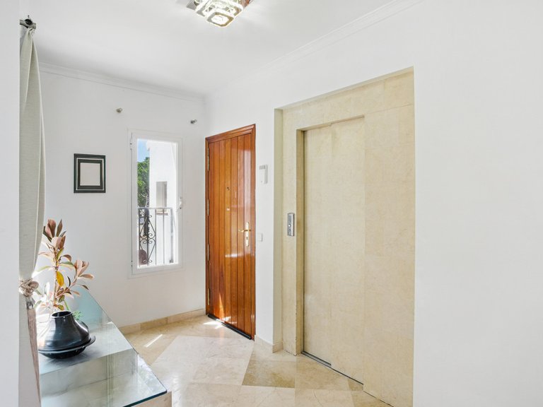 Apartment for Sale in Nueva Andalucía, Malaga 18