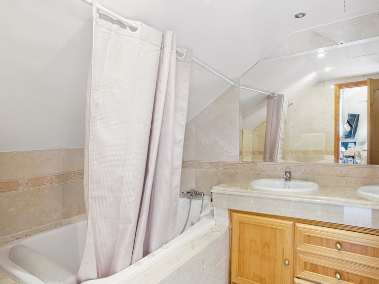 Apartment for Sale in Nueva Andalucía, Malaga 20