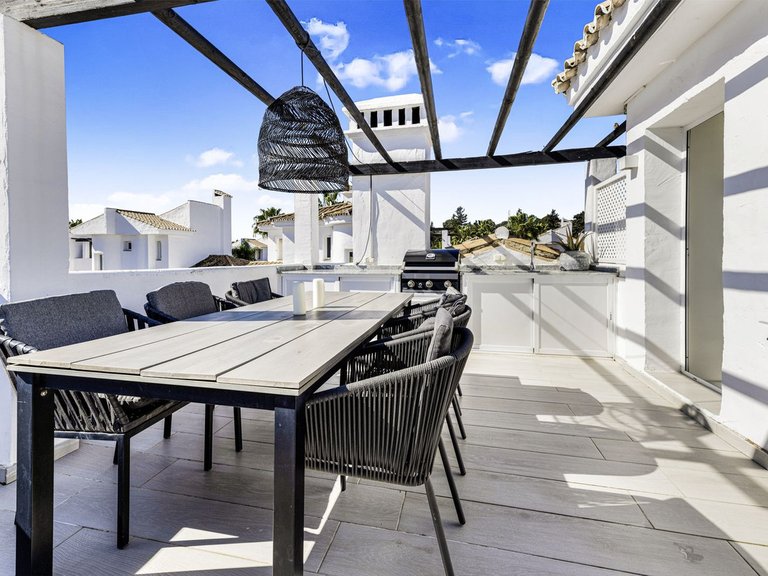 Apartment for Sale in Nueva Andalucía, Malaga 1