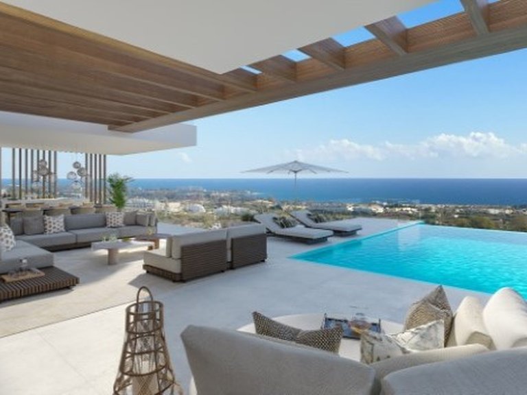 Villa for Sale in New Golden Mile, Malaga 1