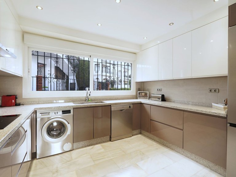 Apartment for Sale in El Paraiso, Malaga 7