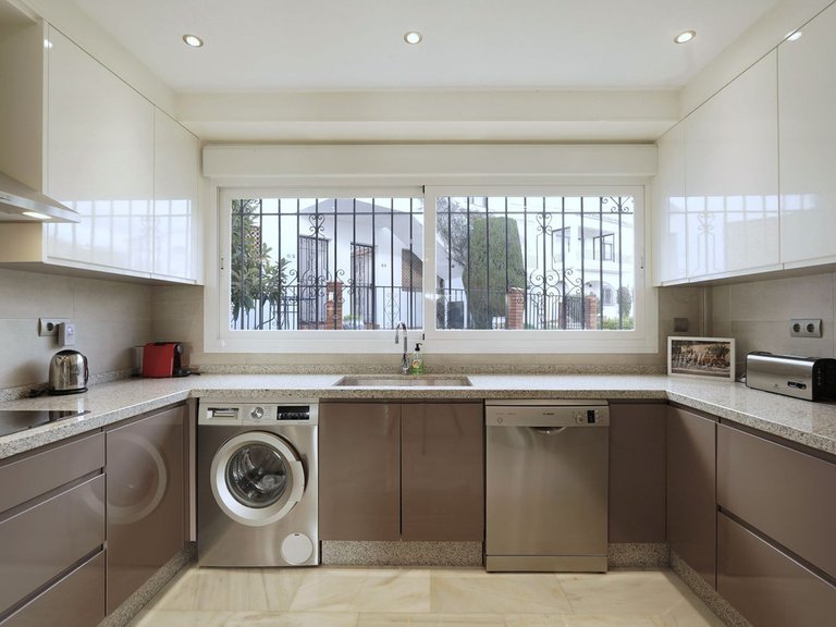 Apartment for Sale in El Paraiso, Malaga 8